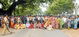 সিউড়িতে জল চেয়ে পথে পুলিশ আবাসিকেরা