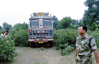 কয়লার ট্রাক আটকালো সিআইএসএফ