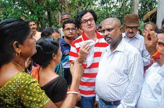 গ্রামবাসীদের বাড়ি ভাঙচুরের অভিযোগ পুলিশের বিরুদ্ধে