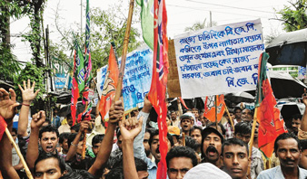 তমলুকে জেলা প্রশাসনিক অফিসের সামনে চলছে বিক্ষোভ।  —নিজস্ব চিত্র