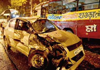 গাড়িতে ধাক্কা দিয়ে উল্টে গেল মিনিবাস, মৃত তিন