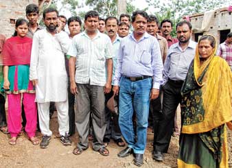 ঘরে ফিরলেন তৃণমূলের গোষ্ঠীদ্বন্দ্বে গ্রামছাড়ারা