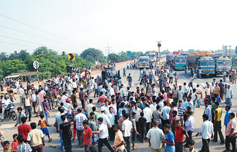 চার লেনের সড়কে বাড়ছে দুর্ঘটনা, অবরোধও