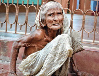 সপ্তাহভর রাস্তায় পড়ে বৃদ্ধা, ক্লাবের চেষ্টায় ঠাঁই বাড়িতে