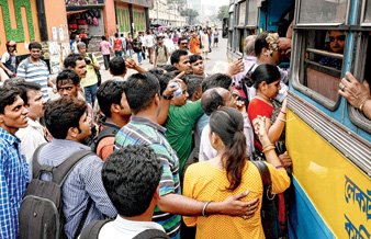 ভোগান্তির রাজপথ  ছবি: বিশ্বনাথ বণিক