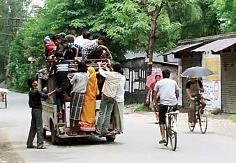 ক্যানিং হাসপাতাল মোড়ে তোলা নিজস্ব চিত্র।