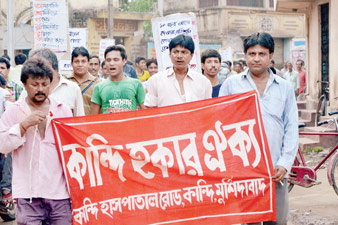 হকার উচ্ছেদ নিয়ে চাপানউতোর কান্দিতে 