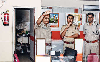 armed robbers loot cash from nationalized bank of tamluk