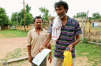 ট্রাক ছিনতাইয়ের অভিযোগ নিচ্ছে না পুলিশ, নালিশ
