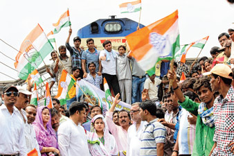 যাত্রীদের প্রতিবাদে উঠল ট্রেন অবরোধ