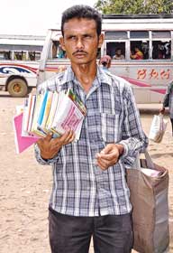 কুড়িয়ে পাওয়া টাকা ফেরালেন হকার মানস