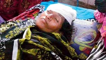 মহিলাকে ট্রেন থেকে ধাক্কা, তিন টিটিই প্রহৃত