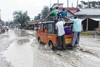 ঝড়ে উত্তরে মৃত্যু চার জনের, নিকাশি ব্যবস্থা নিয়ে ক্ষোভ