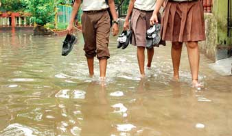 খাল সংস্কার হয়নি, বানভাসির আশঙ্কায় দমদম