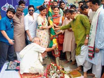 দেশপ্রিয় পার্ক এলাকার এক খুঁটিপুজোয় (বাঁ দিক থেকে) শিবপ্রসাদ মুখোপাধ্যায়, দেবাশিস কুমার, সোহম, গার্গী রায়চৌধুরী, রচনা বন্দ্যোপাধ্যায়, সুব্রত মুখোপাধ্যায় প্রমুখ। রবিবার। ছবি: রাজীব বসু