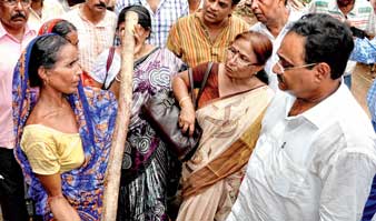 বিজেপির প্রতিনিধি দল মন্যাডি গ্রামে। রবিবার তোলা নিজস্ব চিত্র।