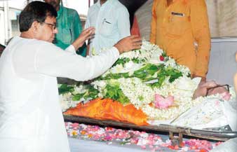 সৌজন্য। বিজেপি কার্যালয়ে তপন শিকদারের মরদেহে মালা দিচ্ছেন মহম্মদ সেলিম। মঙ্গলবার দীপঙ্কর মজুমদারের তোলা ছবি।