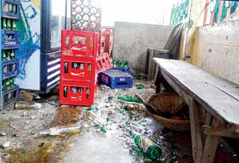 কলেজ ক্যান্টিন ভাঙচুর, নালিশ