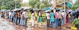 এ বারও দুর্ভোগ ঘুচল না পড়ুয়াদের।—ফাইল ছবি।