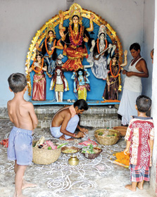 জৌলুস হারিয়েছে, তবু উৎসাহে ঘাটতি নেই রাজ-রাজেশ্বরী পুজোর