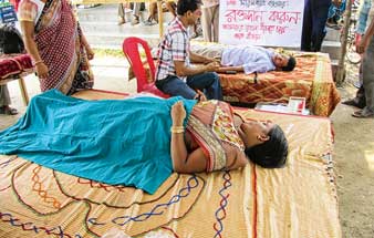 রোহনকে বাঁচাতে তাঁত বন্ধ রেখে একজোট গ্রাম