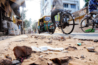 সংস্কার হয়নি দীর্ঘ দিন, খন্দে ভরেছে সরণি