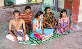 পাড়ার বিবাদে সপরিবার এলাকাছাড়া প্রৌঢ়