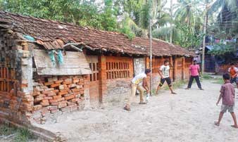 পড়ুয়ার সংখ্যা কমছে বসিরহাটের সরকারি প্রাথমিক স্কুলে