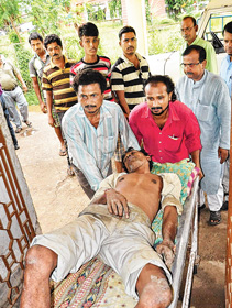 প্রহৃত বিজেপি নেতা অরুণ ভুঁইয়া। ছবি: পার্থপ্রতিম দাস। 