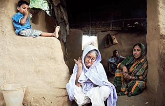 মা যাহা হইয়াছেন। নিহত তিন সন্তানের মা জরিনা বিবি। লাভপুর, জুন ২০১৪।