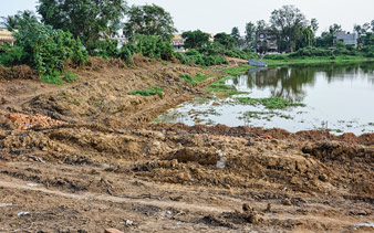 ভিড়িঙ্গির আমবাগান এলাকায় এই পুকুর ভরাট করা হচ্ছে বলে অভিযোগ। ছবি: বিকাশ মশান।