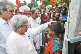 হাটগোবিন্দপুরে ঘরছাড়াদের পরিবারের সঙ্গে বাম প্রতিনিধি দল। ছবি: উদিত সিংহ