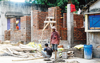 নির্দেশ কোর্টের, তবু অবৈধ বাড়ি ভাঙেনি পুরসভা