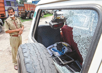 এ বার পুলিশকেও মারধর ছোট যাত্রিবাহী গাড়ির চালকদের