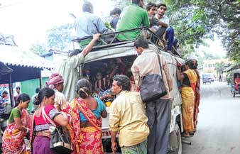 এ ভাবেই চলে যাতায়াত। ছবি: দিলীপ নস্কর।