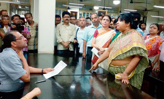 wbcupa members threats vice chancellor in calcutta university