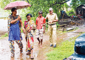 কমলা নামে এই মহিলাই গৌতমকে খুনের সুপারি দিয়েছিল। জনতা ধরে ফেলে অন্য এক যুবককে।  বুধবার ছবি তুলেছেন নির্মাল্য প্রামাণিক।