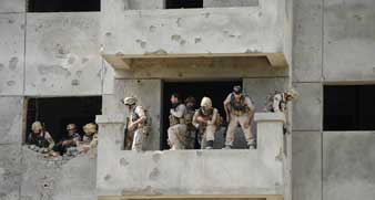 কাবুল বিমানবন্দরে জঙ্গি দমনে আফগান সুরক্ষাবাহিনী। ছবি: এএফপি।