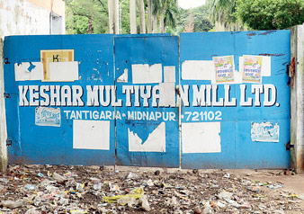 সুতোকল চালুর দাবিতে বিক্ষোভ