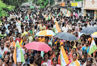 পাত্রসায়রে শক্তি দেখাতে মিছিল তৃণমূলের এক গোষ্ঠীর, ভোগান্তি