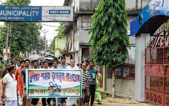 বিক্ষুব্ধ তৃণমূলের মিছিল। ছবি: কৌশিক মিশ্র।