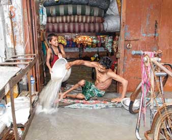 টানা বৃষ্টিতে ভাসল বসিরহাট পুর এলাকা