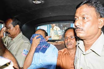 ঘুষ চেয়ে হাতেনাতে ধৃত আধিকারিক-সহ দু’জন