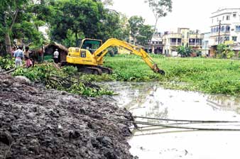 বেহাল নিকাশি চিত্র বদলাতে ঘাটালে নালা সংস্কারের উদ্যোগ