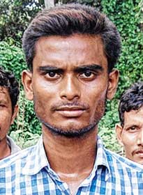 মোটর বাইকে তাড়া করে দুষ্কৃতীকে ধরলেন যুবক