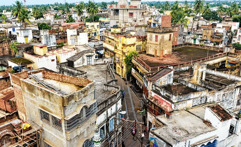 সরু গলি, অজস্র বাড়ি, বিভিন্ন জায়গায় গজিয়ে ওঠা বহুতল--এই নিয়েই এখন বহরমপুর। নিজস্ব চিত্র।