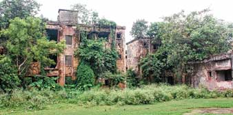 বেহাল আবাসন, বিপজ্জনক বসবাস