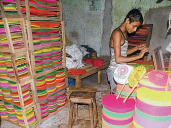 গরম কমার লক্ষণ নেই, দেদার বিকোচ্ছে প্লাস্টিকের হাতপাখা