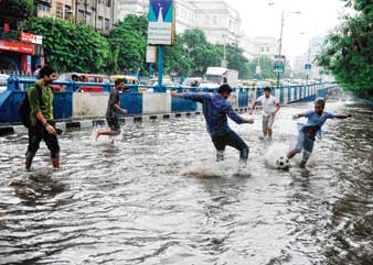 নিম্নচাপের অঝোরধারায় অবিরাম দুর্ভোগ