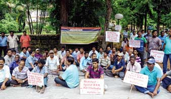 কাজ হারানোর আশঙ্কায় বিক্ষোভ আইআইটি কর্মীদের